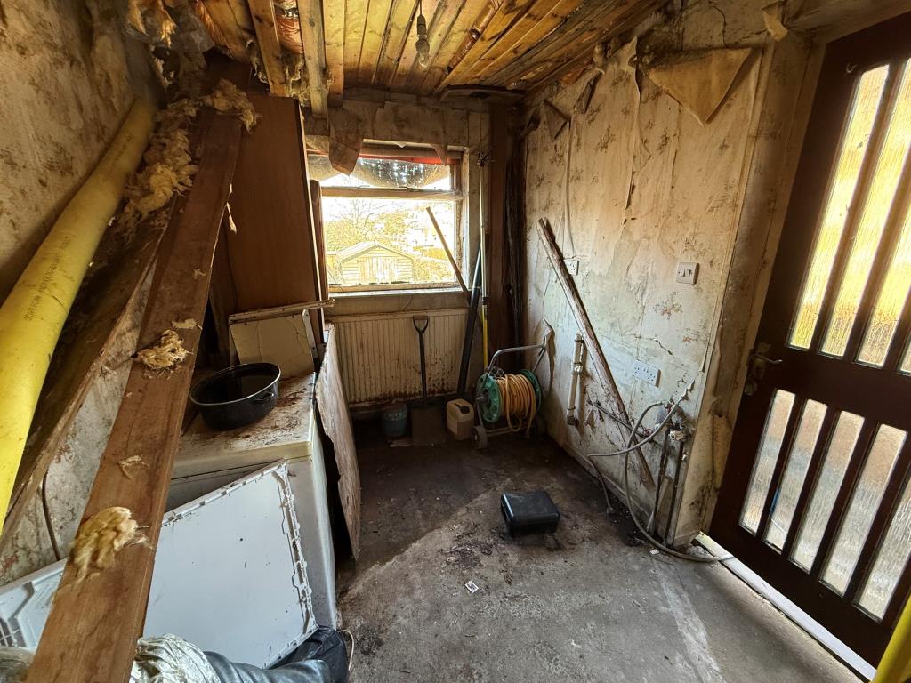 Lot: 138 - HOUSE FOR COMPLETE REFURBISHMENT - Former utility space